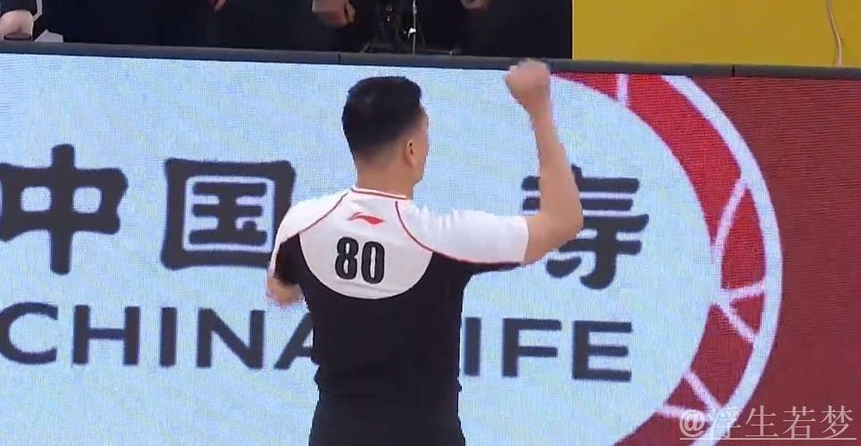 再也不惯着他!山西嚣张外援肘击朱俊龙吃违体,球迷:判得好! 再也不惯着他!山西嚣张外援肘击朱俊龙吃违体,球迷:判得好!