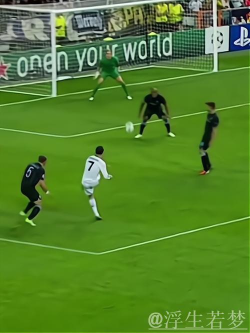 C罗挑战机器人守门员，射门频频被挡出，最后抓住漏洞进球